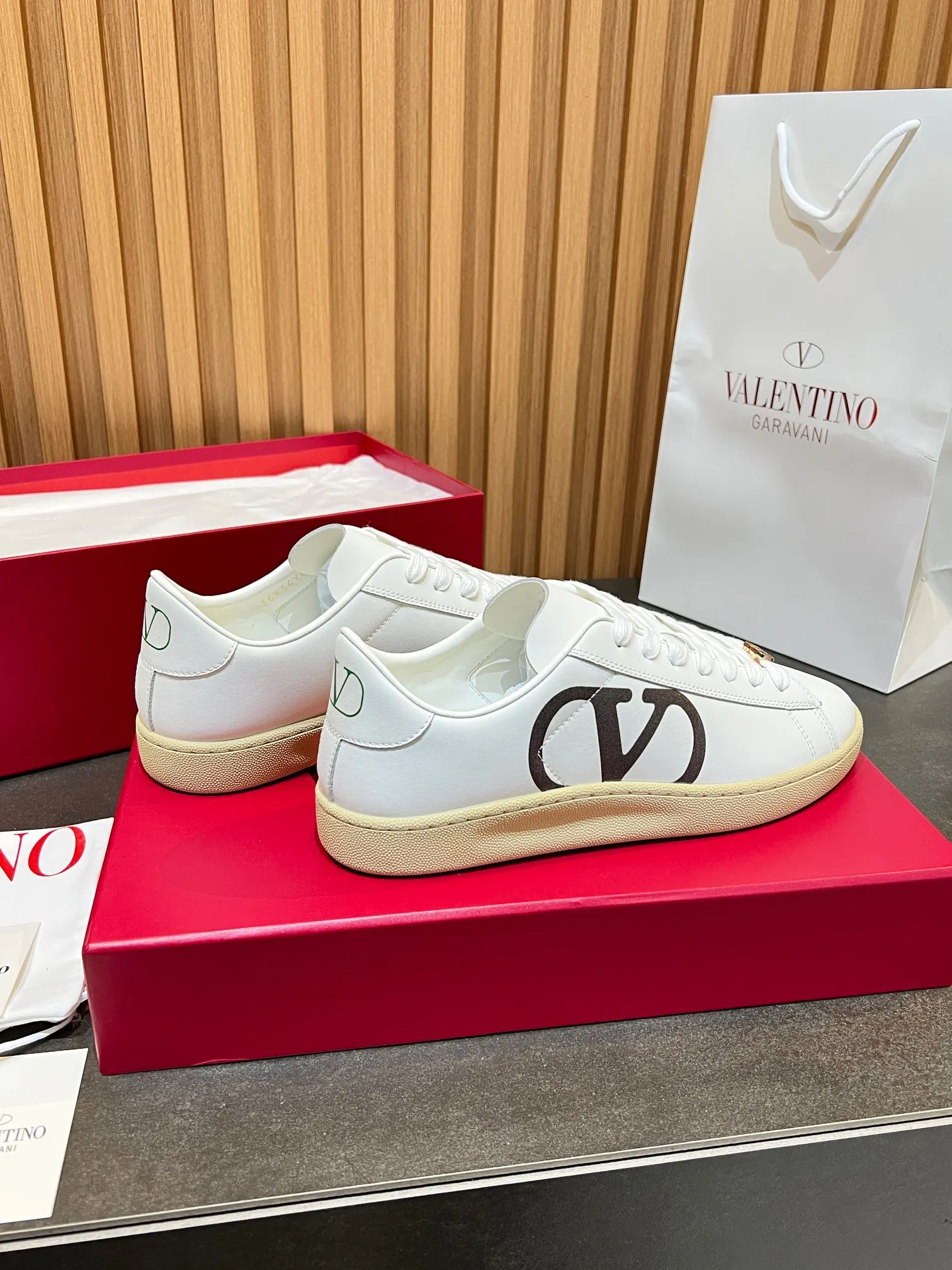 [Valentino] P: 640💰 Couple style, size: women 35-40▪️men 39-44 (45. Customized) Valentino VLTN casual shoes 2025 latest moral training shoes I can't put it down. Seiko details of cowhide sneakers, retro fashion, simple and advanced, casual matching. 1:1 restoration! Top luxury masterpiece, lace-up design, soft and comfortable imported calfskin brings excellent and elegant texture and excellent foot comfort. Top purchasing version upper: imported calfskin surface/original oil edge process + printing process. Inner lining: water-dyed cowhide lining. Outsole: original development 𝐓𝐏𝐔 two-color combination outsole. Packaging: full package with original configuration.